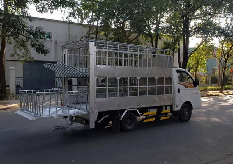 xe hyundai 1 tấn chở gia súc