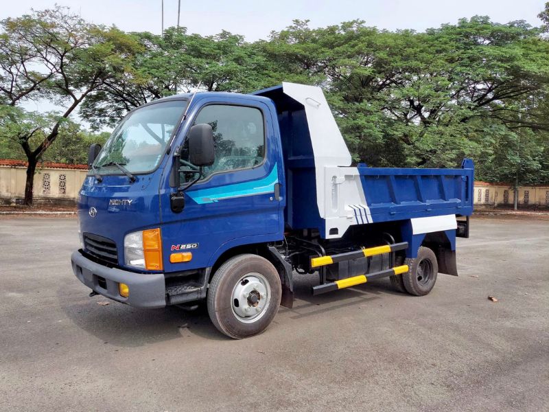 xe Hyundai N250 ben tải 1.9 tấn màu xanh