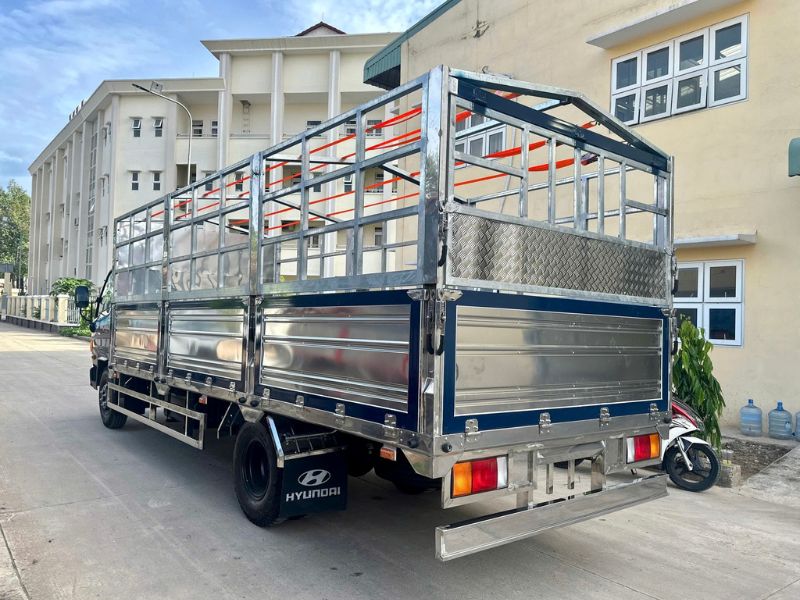 thùng mui bạt 5 mét 7 tiêu chuẩn