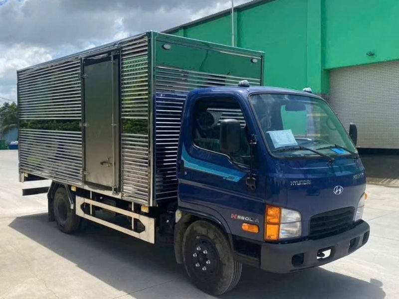 xe Mighty Hyundai N550L A thùng kín tổng tải 5.7 tấn