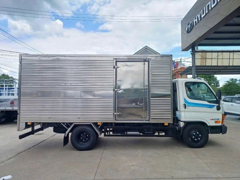 xe Hyundai N550LA thùng kín mua xe Hyundai N550LA thùng kín mới euro 5 dài rộng
